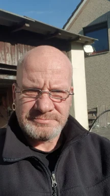 <span>Jack, 60</span>&nbsp;<span style='width: 25px; height: 16px; float: right; background-image: url(/bitmaps/flags_small/DE.PNG)'>&nbsp;</span><br><span>Hamburg, Germany</span>&nbsp;<input type='button' class='joinbtn' style='float: right' value='JOIN NOW' />